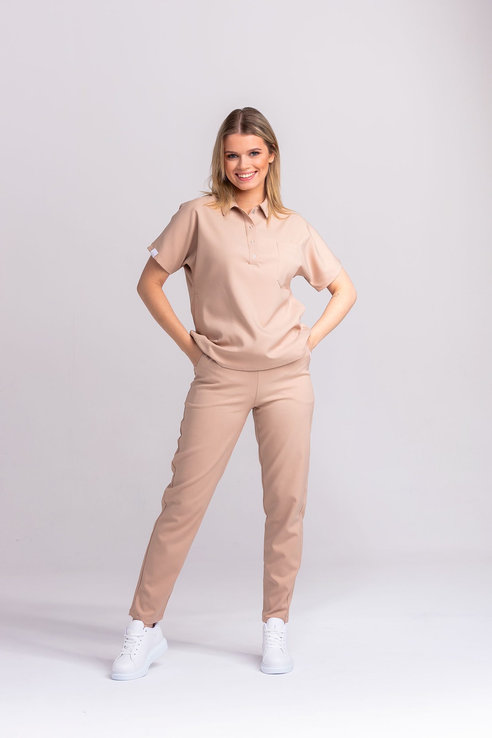 Bluza medyczna damska SCRUBS z kołnierzykiem Lea™ – Oat Milk