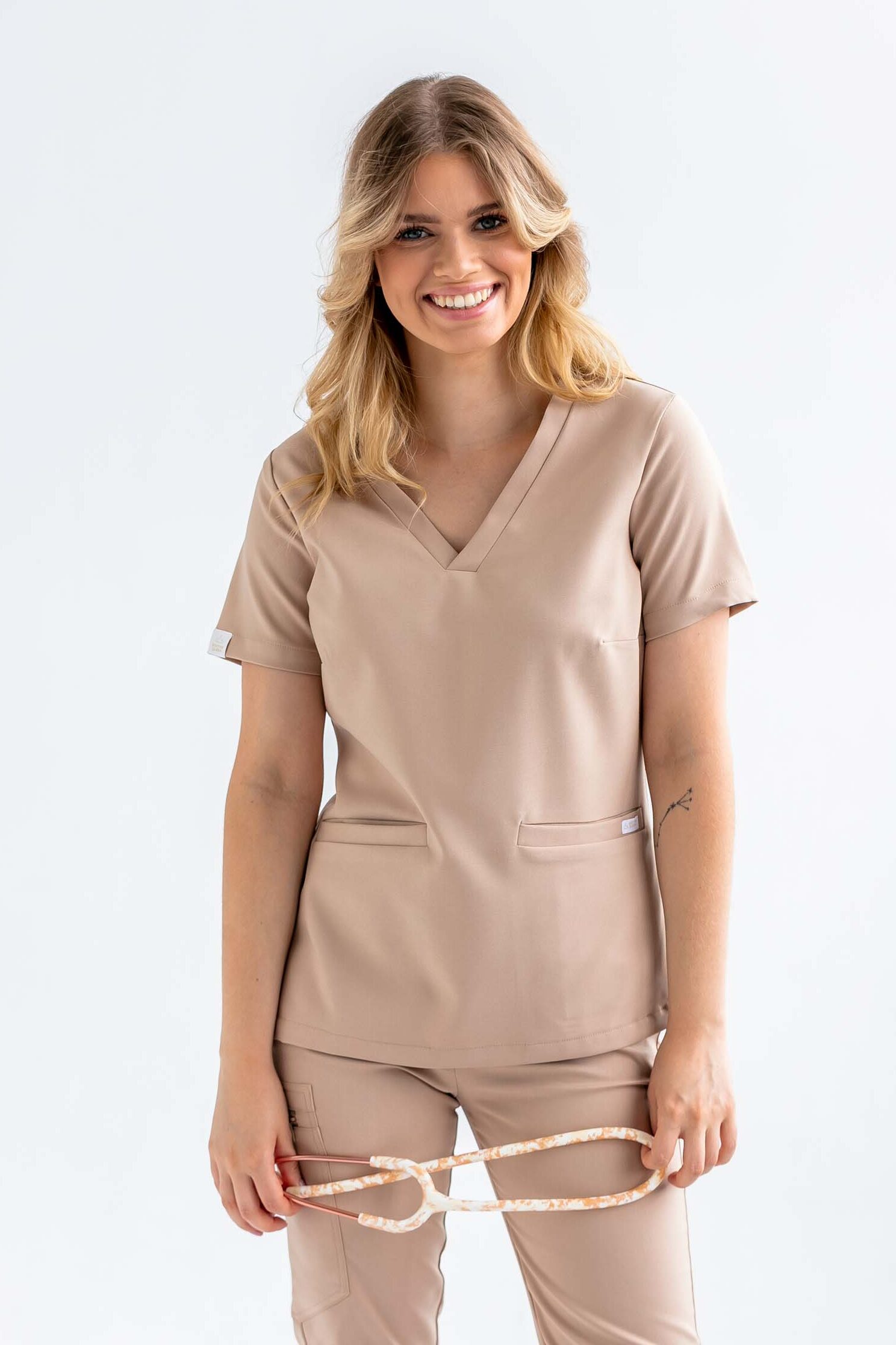 Bluza medyczna damska SCRUBS Esther™ – Oat Milk