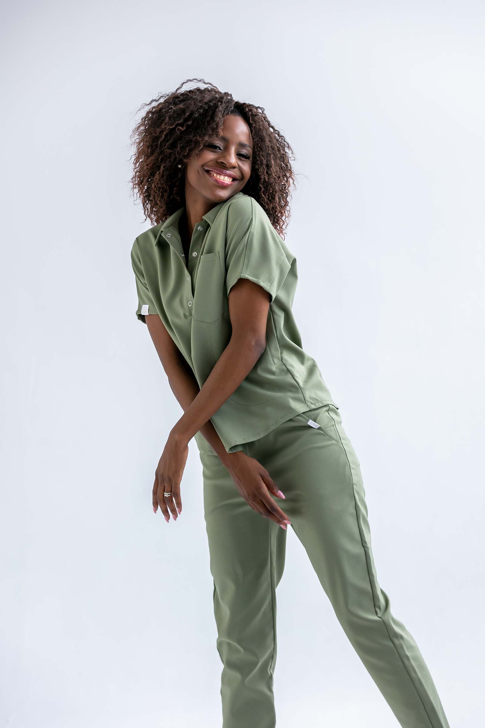 Bluza medyczna damska SCRUBS z kołnierzykiem Lea™ – Olive